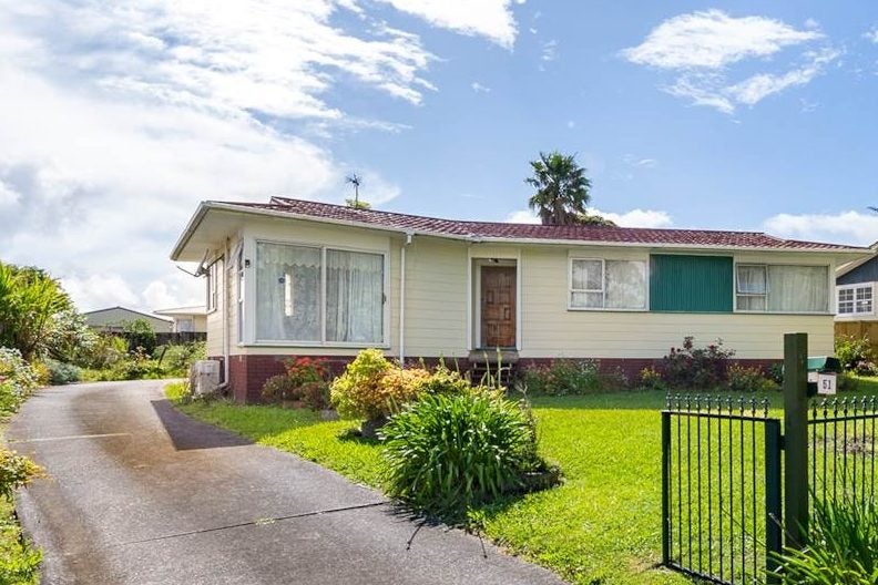 51 Sikkim Crescent, Clover Park, Auckland - Carousel 1