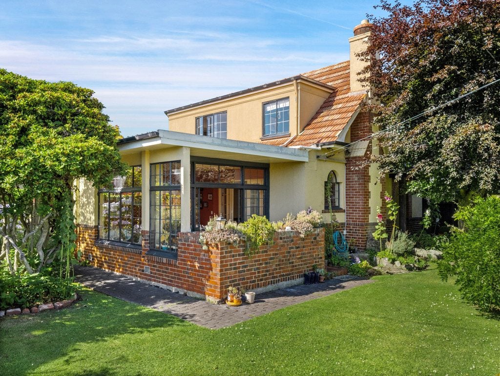 11 Valpy Street, Saint Clair, Dunedin - Carousel 1