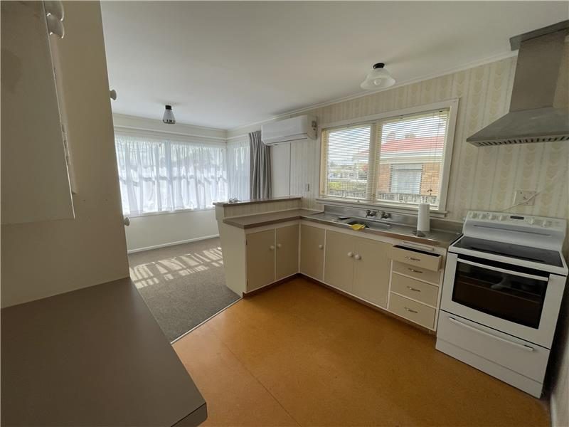 58 Lewis Street, Glenview, Hamilton - Carousel 2
