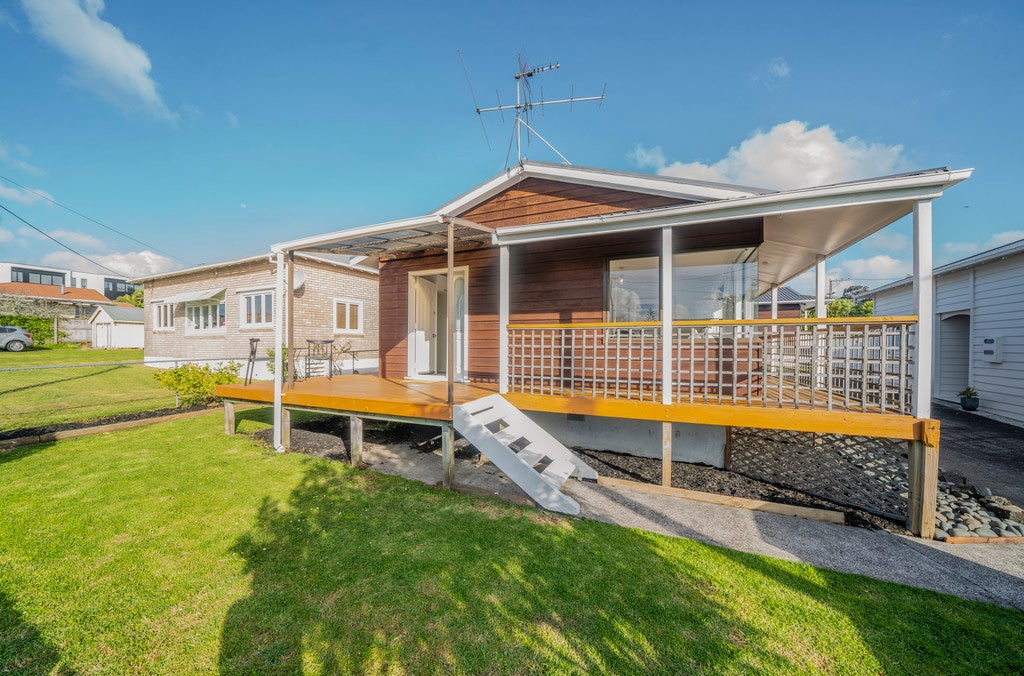 2/20 Corrella Road, Belmont, Auckland - Carousel 1