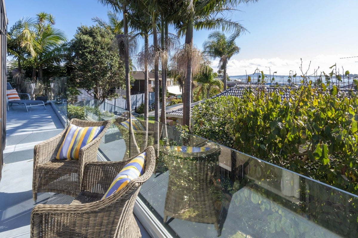17 Pigeon Mountain Road, Half Moon Bay, Auckland - Carousel 1