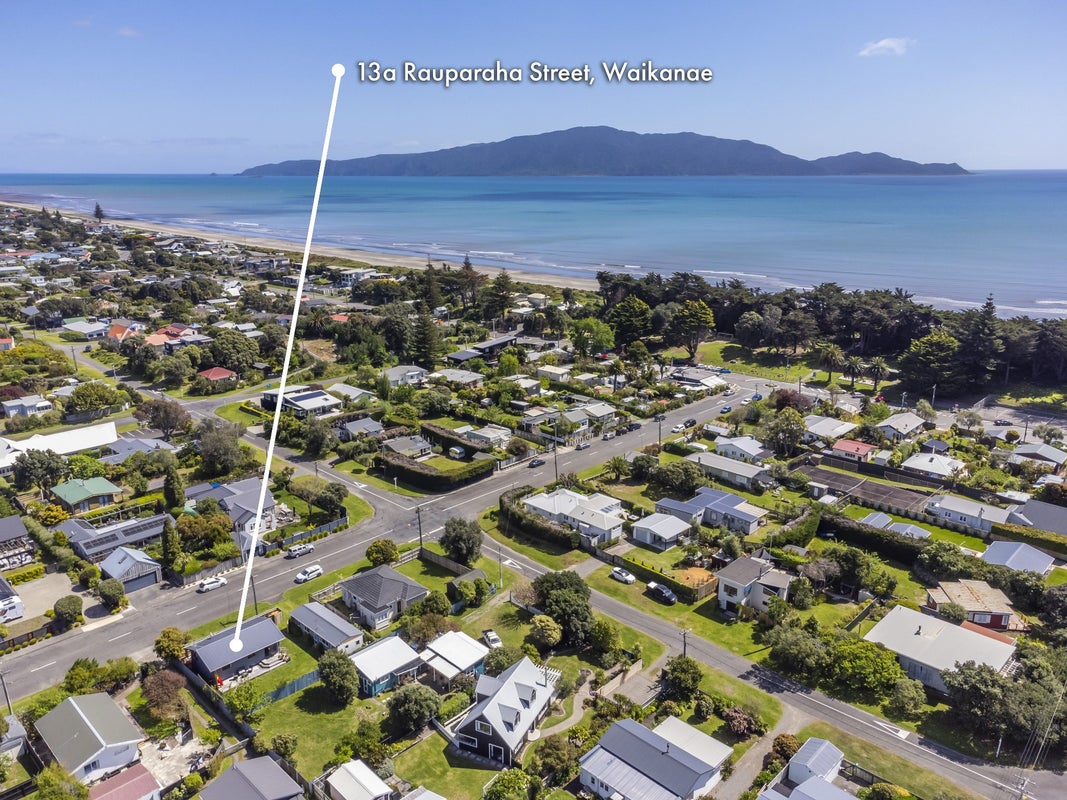 0 , Waikanae Beach - Carousel 1