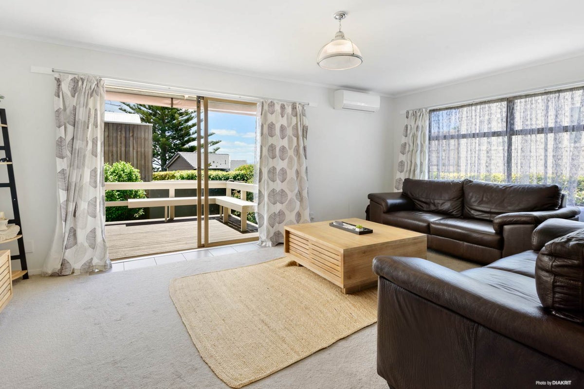 1/84 Pacific Parade, Army Bay, Whangaparaoa - Carousel 2