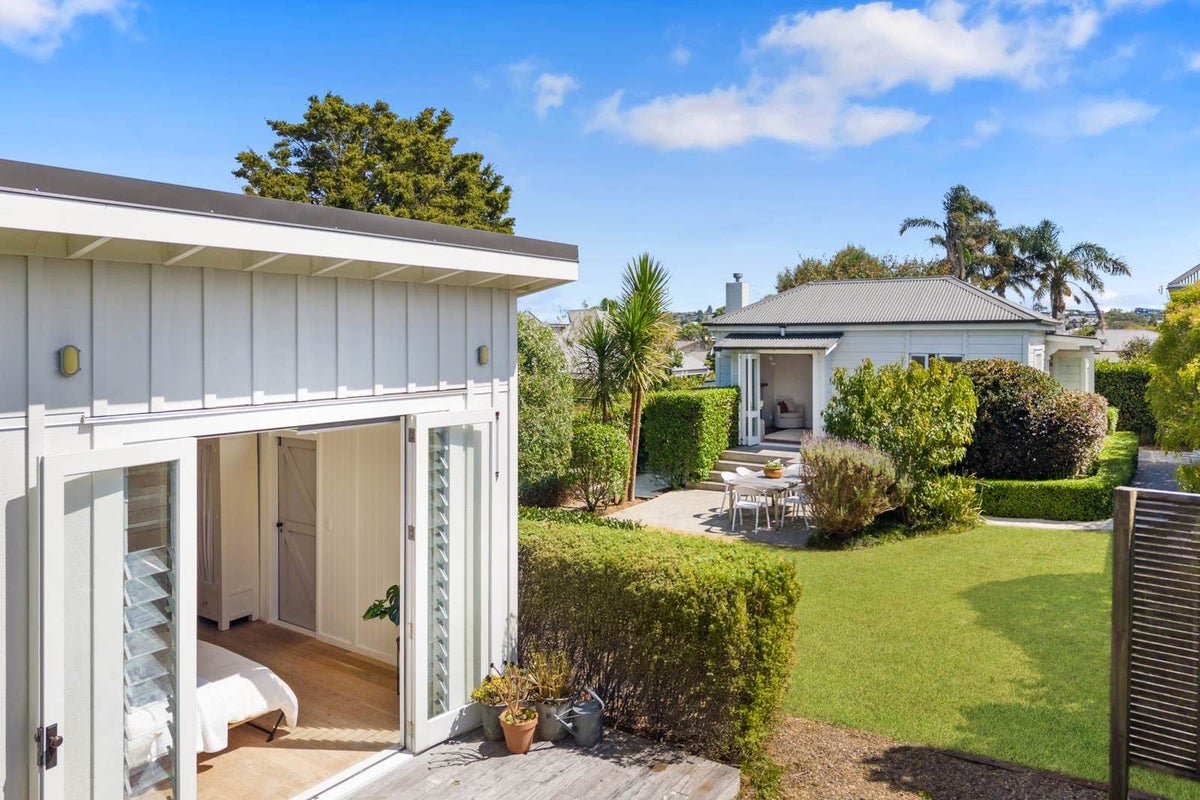 11 Palmerston Road, Birkenhead, Auckland - Carousel 1