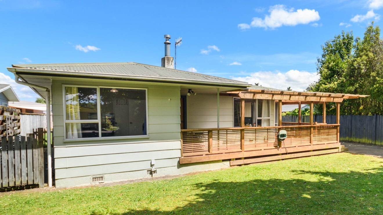 16 Carter Crescent, Awapuni, Palmerston North - Carousel 1