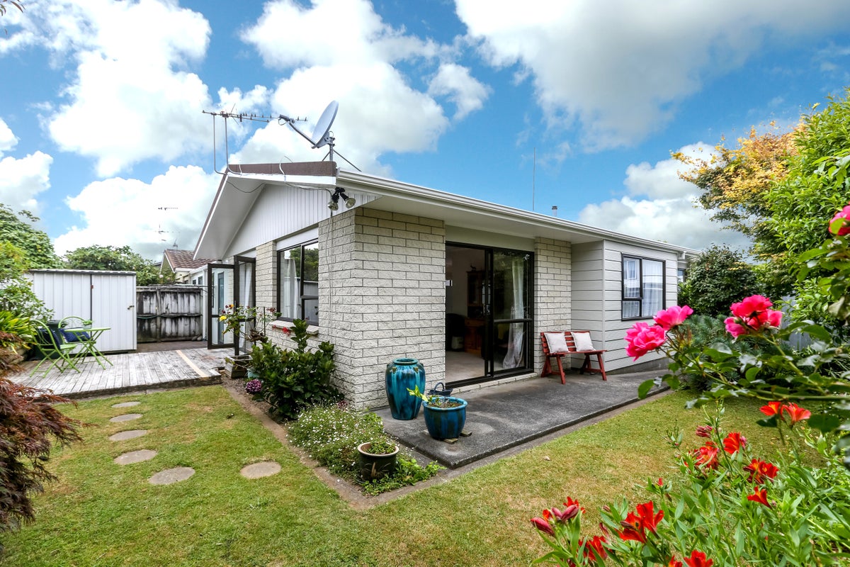 2/13 Chilman ST, Strandon, New Plymouth - Carousel 1