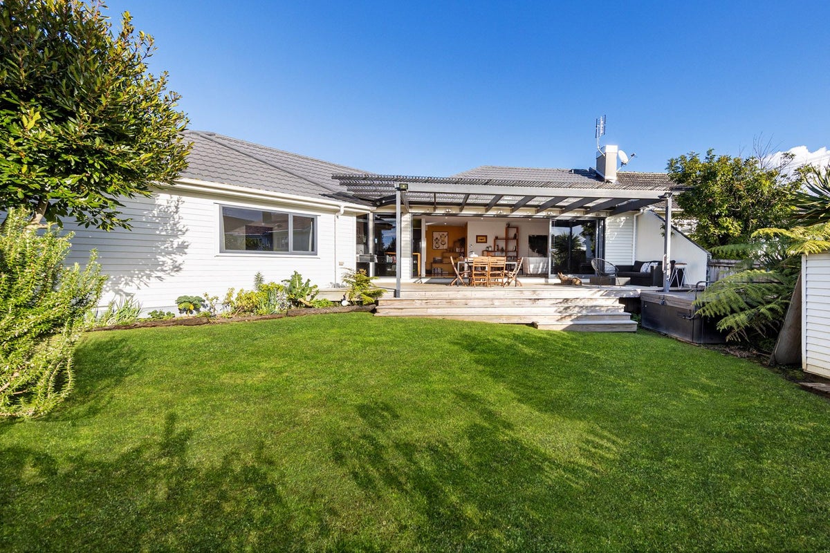 4 De Luen Street, Point Chevalier, Auckland - Carousel 1
