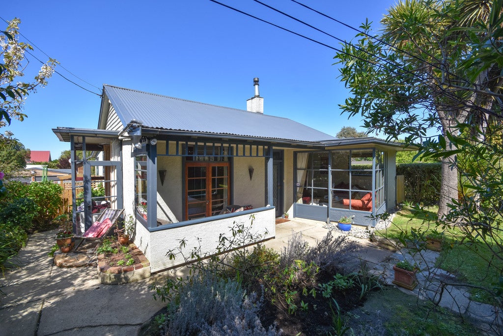 8 Queen Street, Brighton, Dunedin - Carousel 1