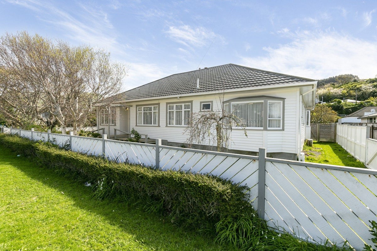73 Oxford Street, Tawa, Wellington - Carousel 1