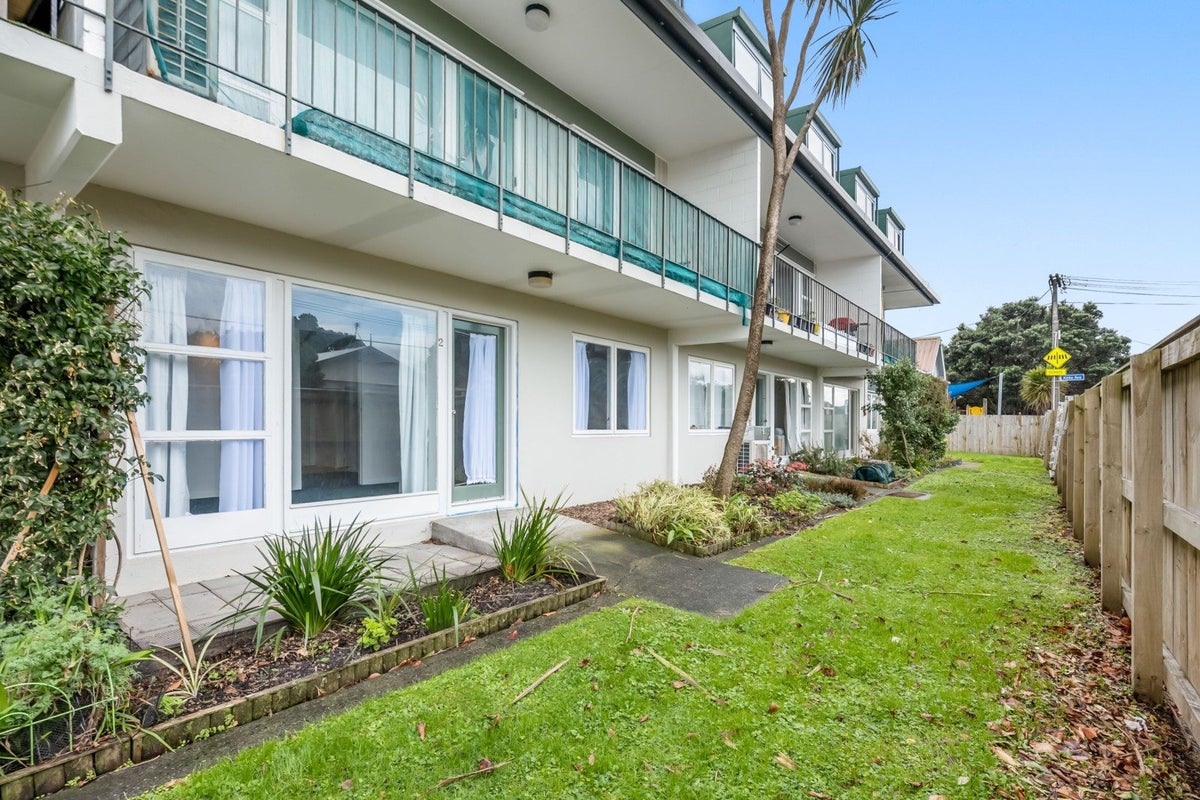 2/25 Britannia Street, Petone, Lower Hutt - Carousel 1