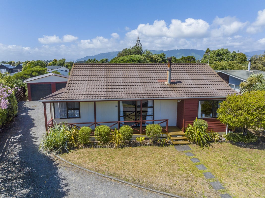 9 Hastings Street, Waikanae Beach, Waikanae - Carousel 1