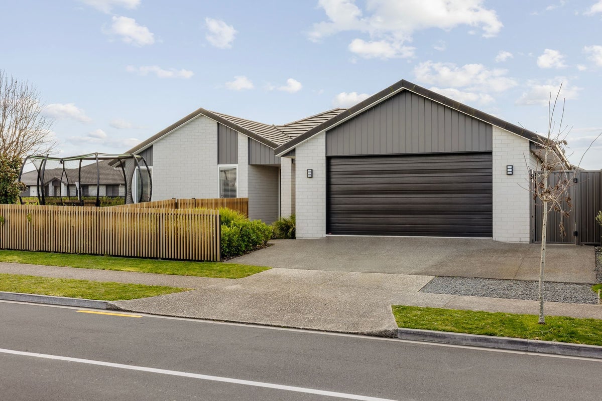 37 Te Ranga Memorial Drive, Pyes Pa, Tauranga - Carousel 1