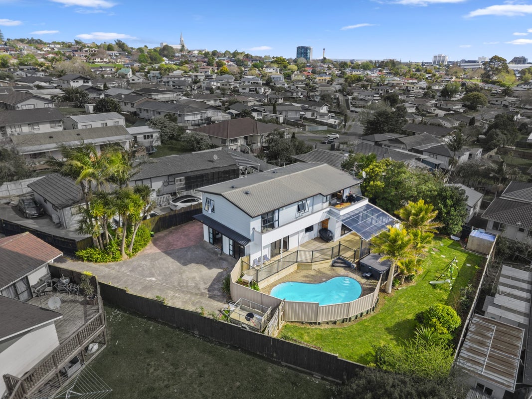 25 Greenstone Place, Clover Park, Auckland - Carousel 1