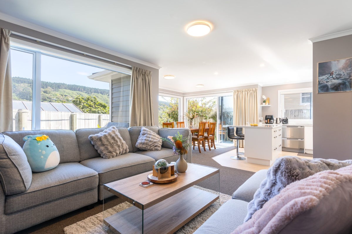 10 Larsen Crescent, Tawa, Wellington - Carousel 2
