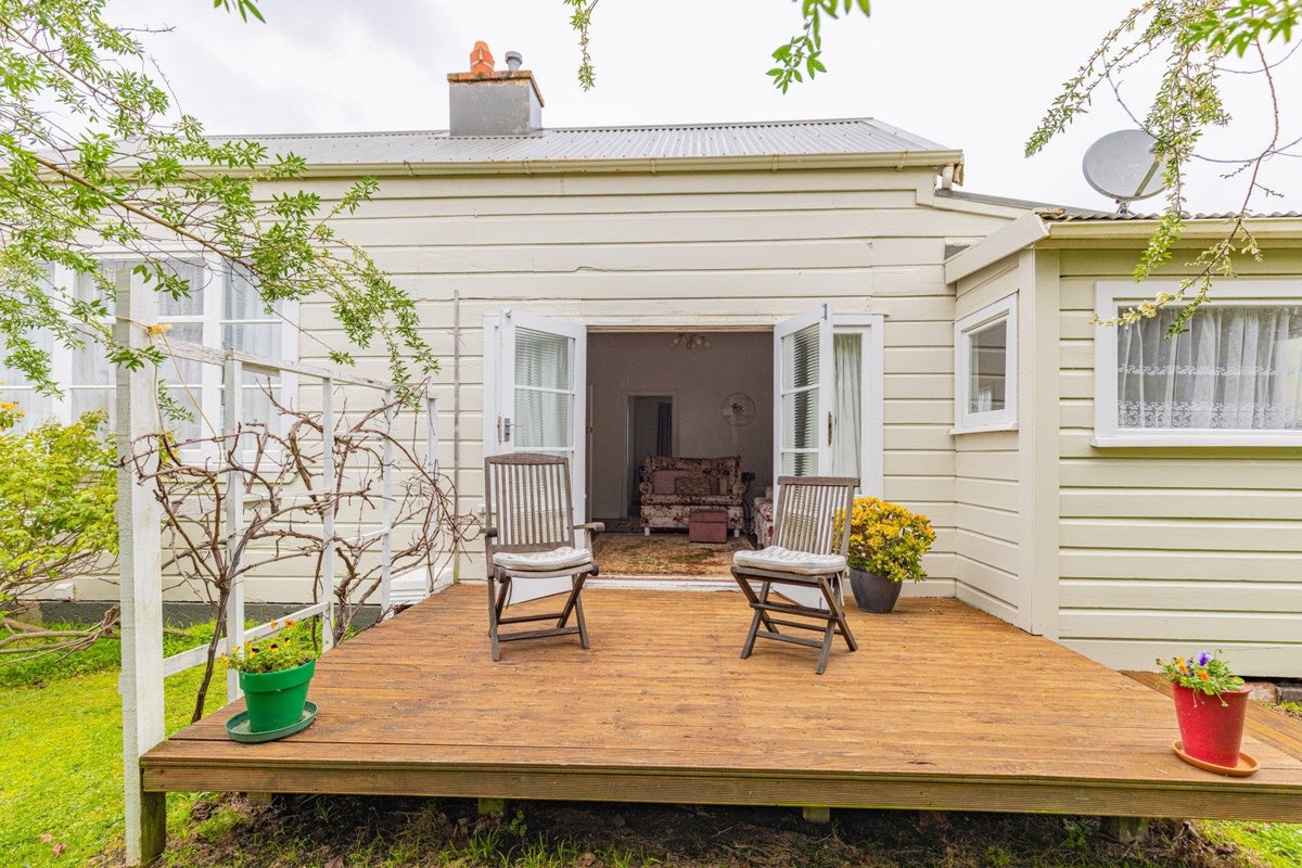15 Roberts Avenue, Aramoho, Whanganui - Carousel 1