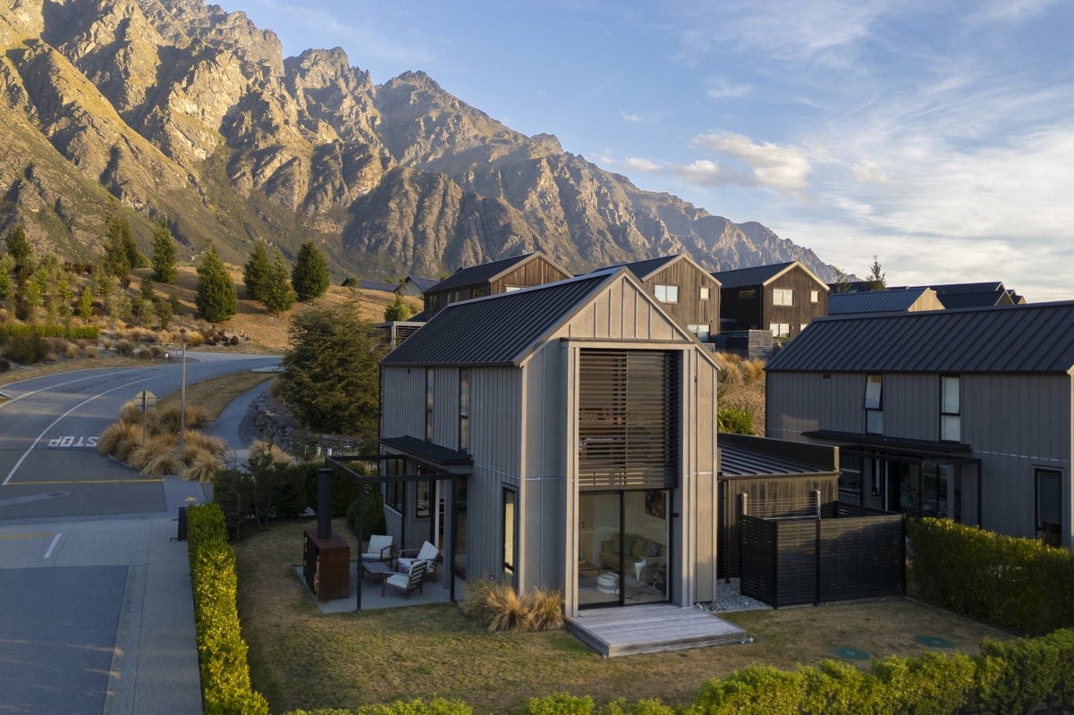 6 McKenzies Shute, Jacks Point, Queenstown - Carousel 1