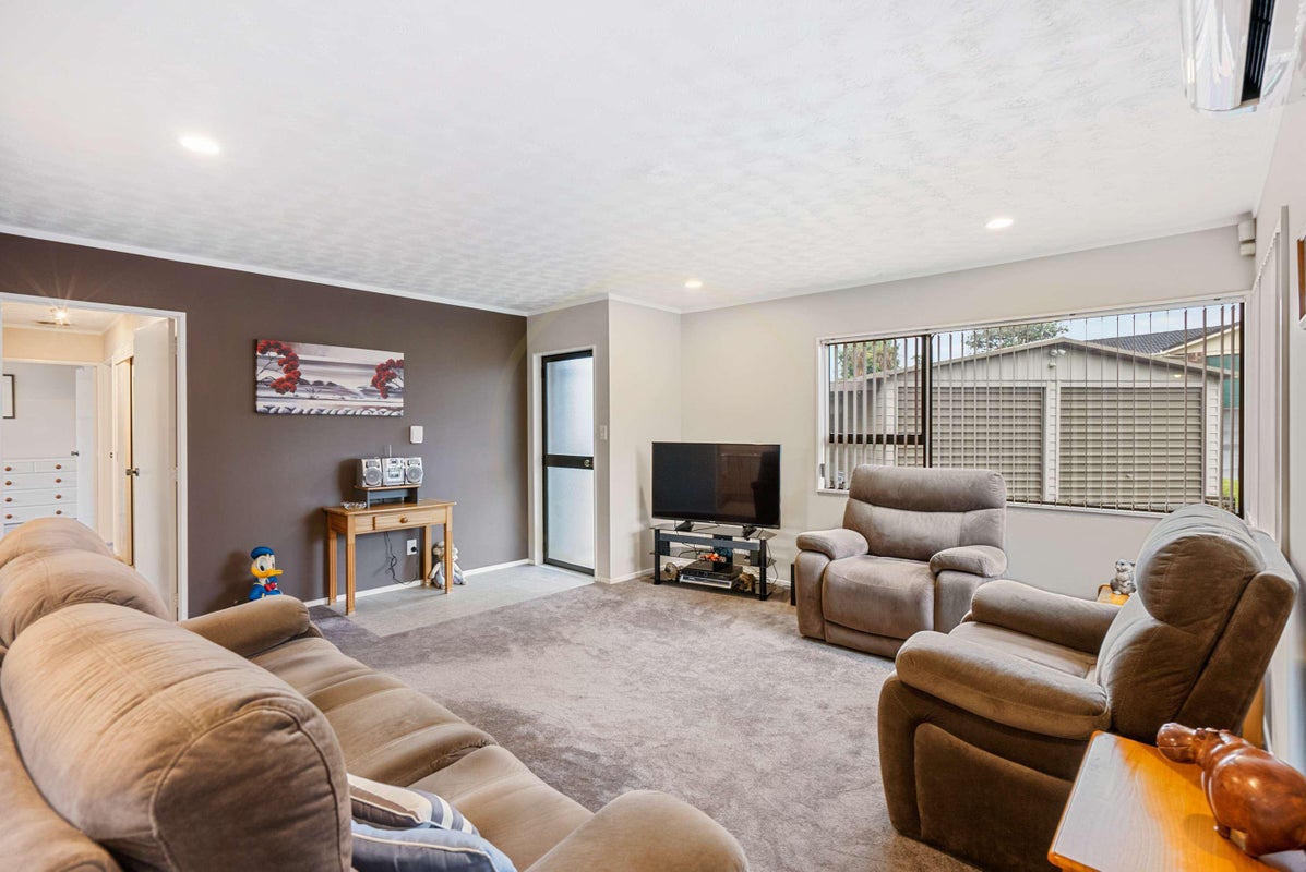 4 Destino Court, Conifer Grove, Takanini - Carousel 21