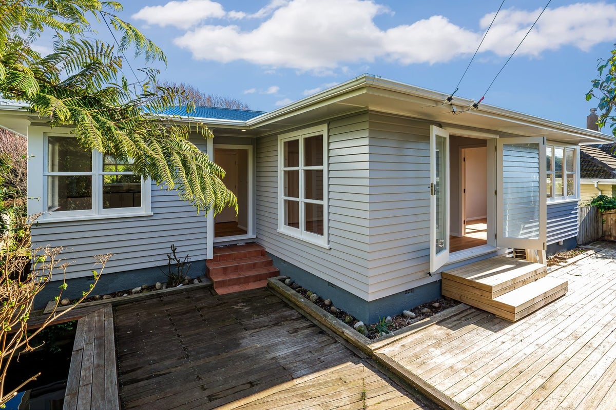 10 Anthony Street, Tawa, Wellington - Carousel 1