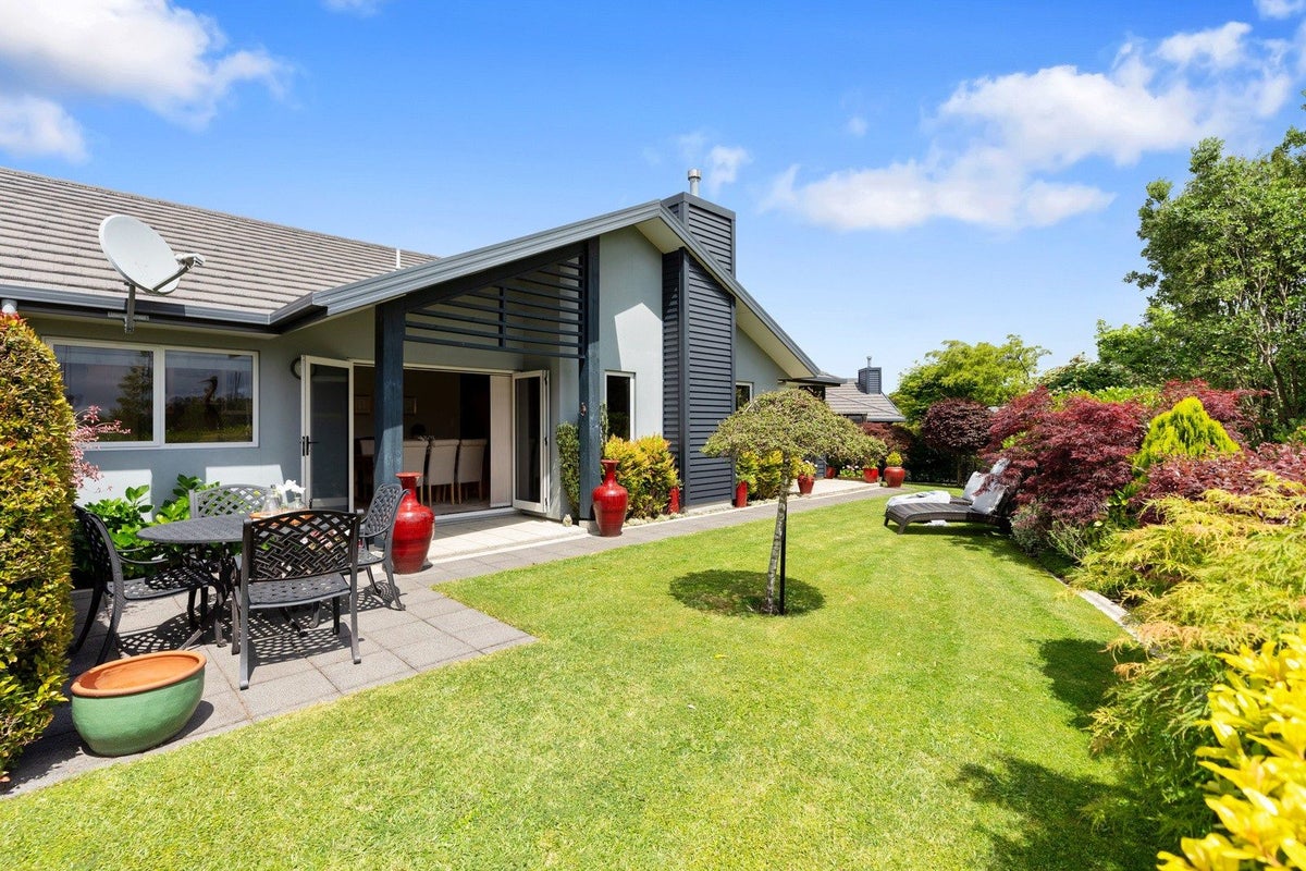 33 Bridgewater Way, Pyes Pa, Tauranga - Carousel 1
