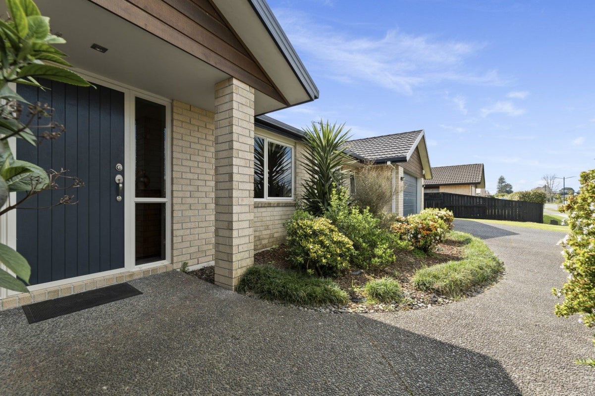 1 Inverness Drive, Pyes Pa, Tauranga - Carousel 2