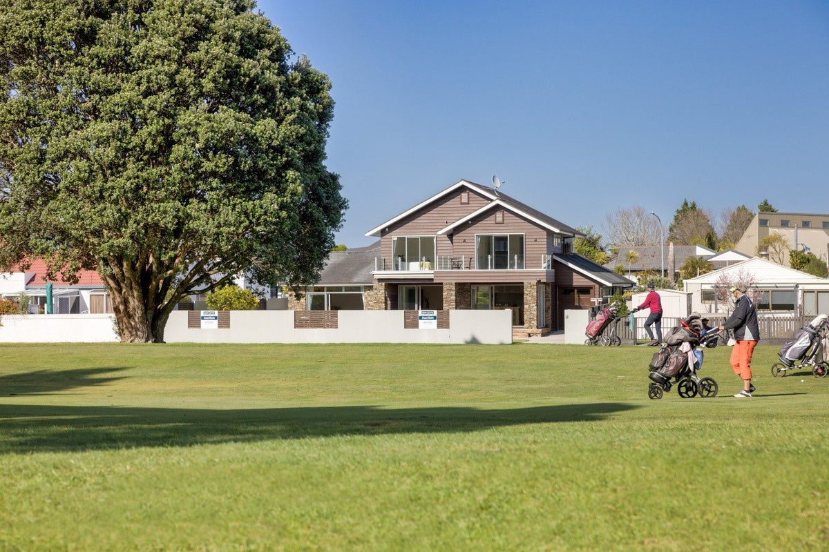25 Berwick Place, Mount Maunganui, Mount Maunganui - Carousel 1