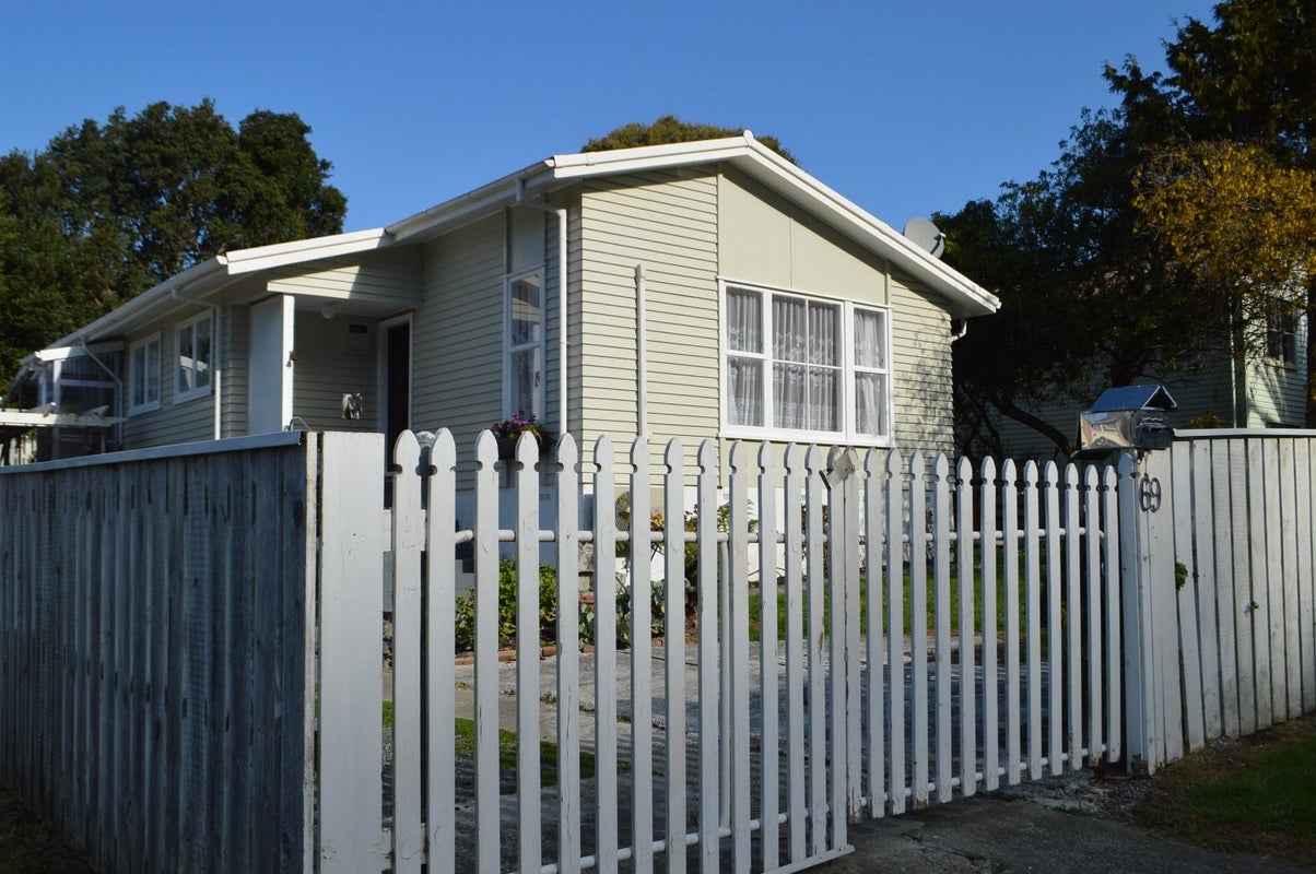 69 Rangituhi Crescent, Takapuwahia, Porirua - Carousel 1