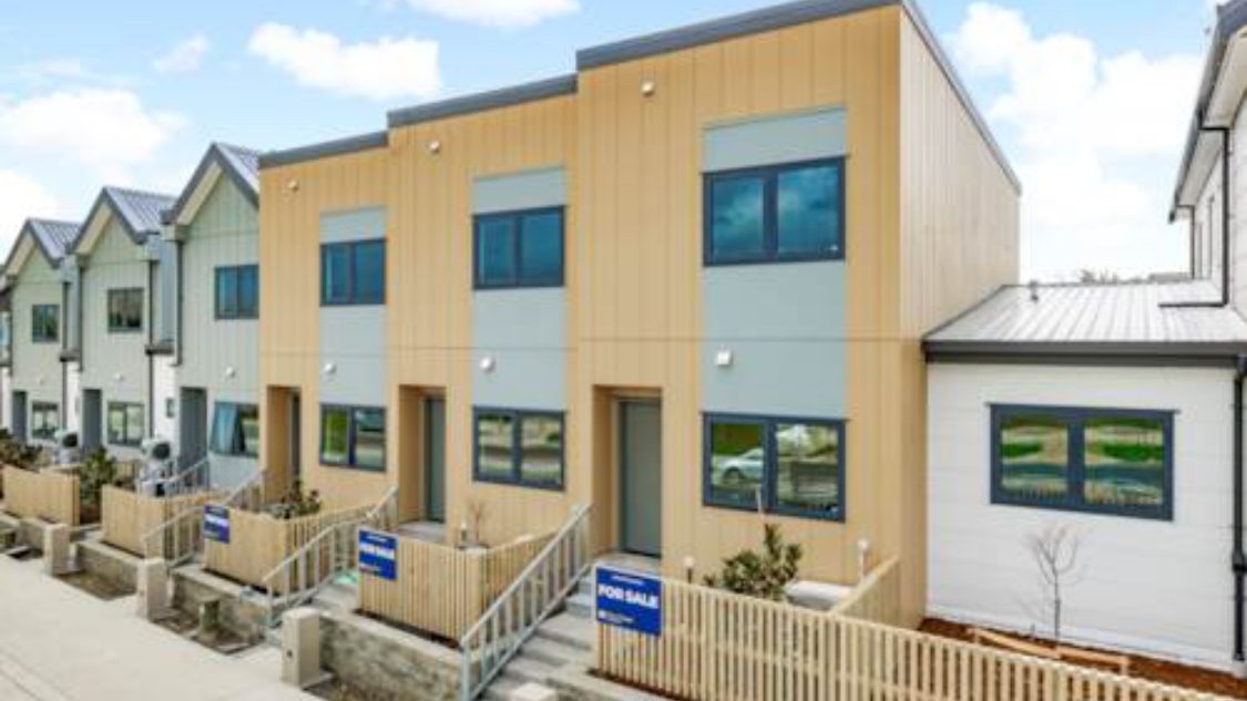 41 Otuwairoa Esplanade, Opaheke, Papakura - Carousel 1