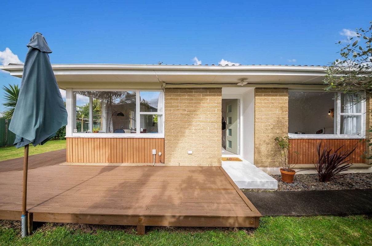 1/15 Lynette Place, Mangere, Auckland - Carousel 1