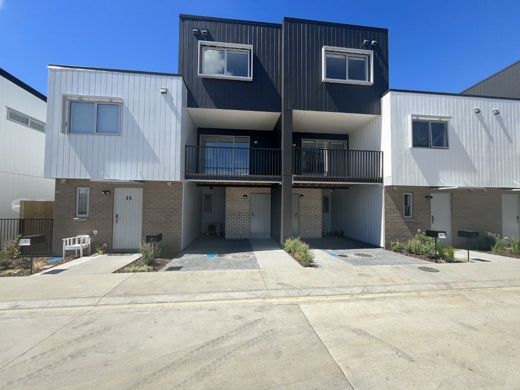 37 Ngae Place, Mangere East, Auckland - Carousel 1