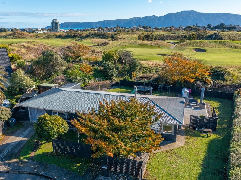 27 Callender Terrace, Paraparaumu Beach, Paraparaumu - Carousel 1