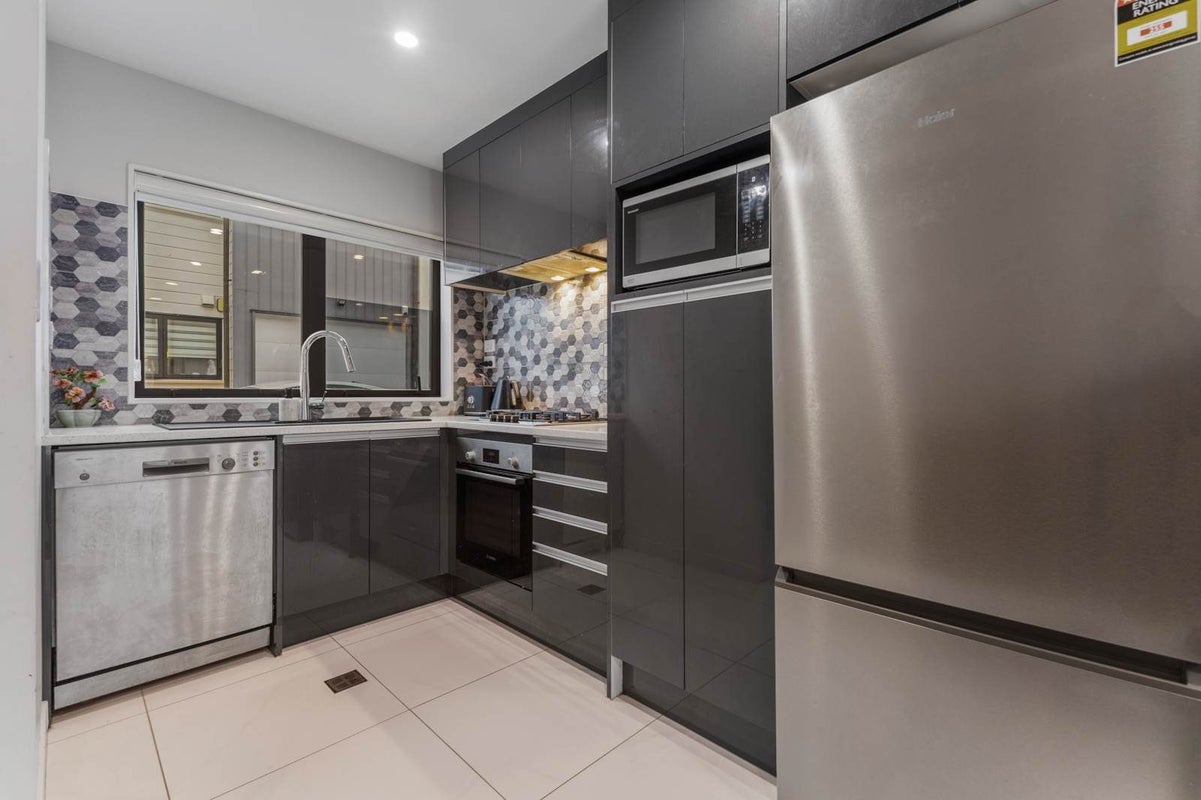 8 Shahkot Way, Papatoetoe, Auckland - Carousel 2