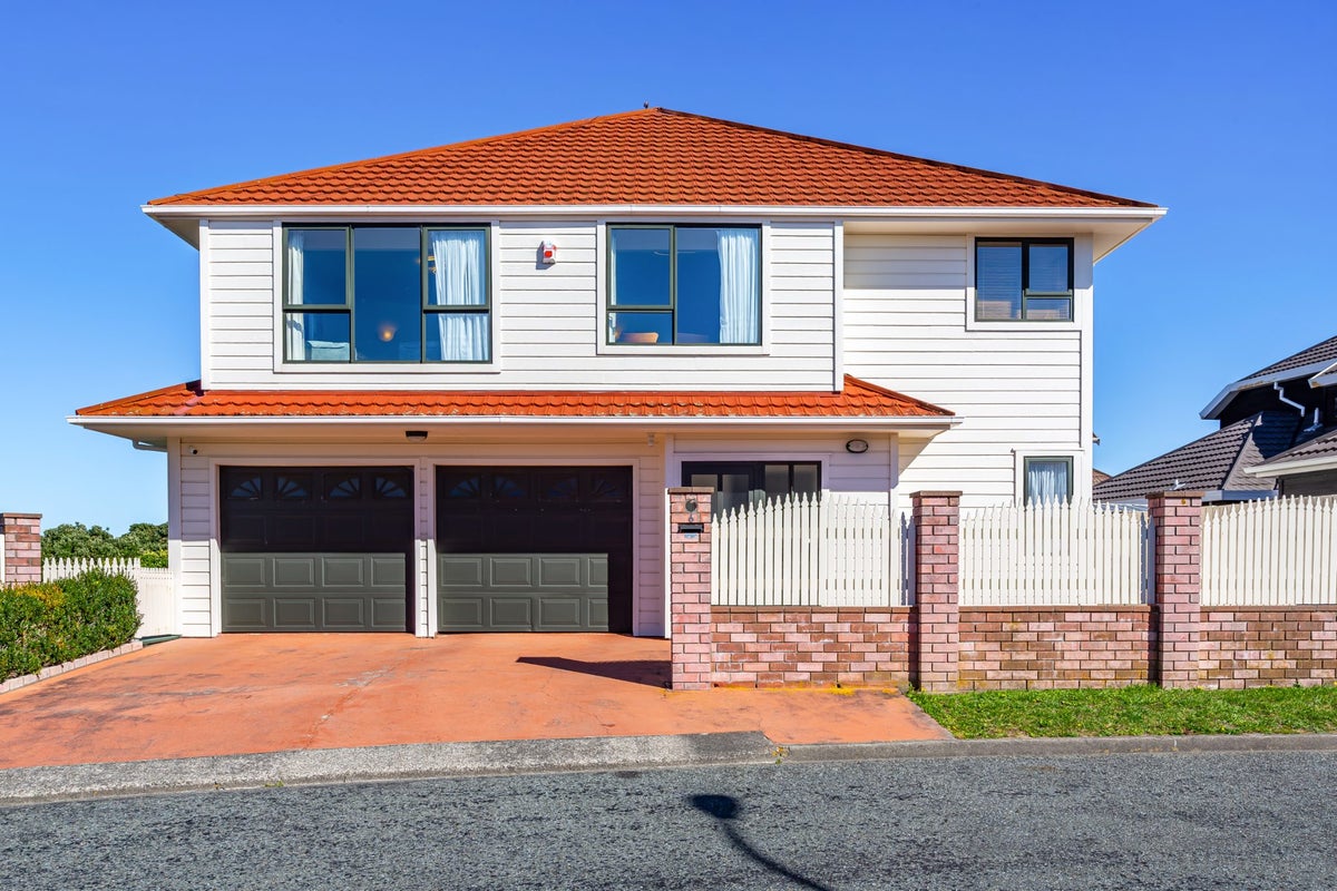 6 Tamahine Street, Maupuia, Wellington - Carousel 1