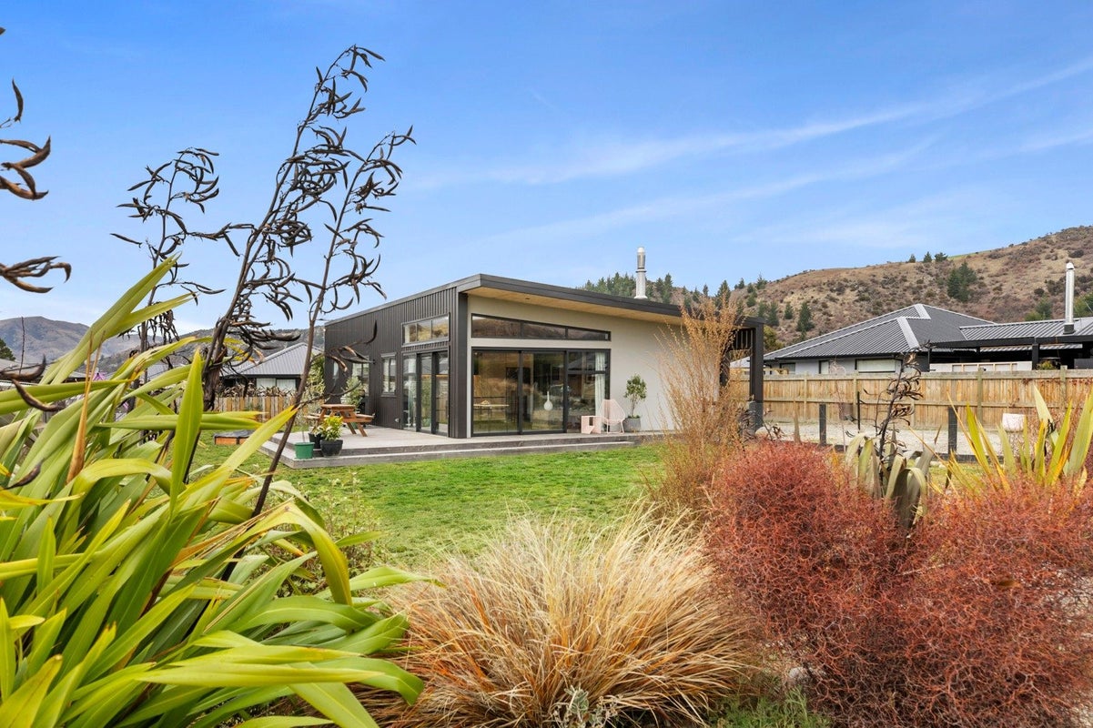 3 Cooper Crescent, Luggate, Wanaka - Carousel 1
