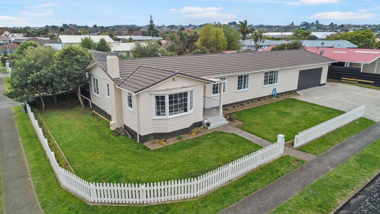 6 Exeter Crescent, Springvale, Whanganui - Carousel 1