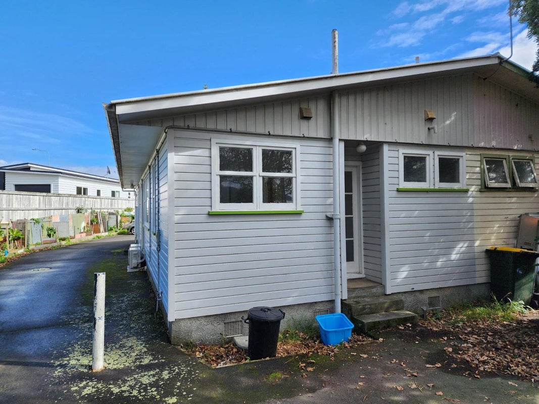 2/52 LEIGHTON AVE, GRACEFIELD, LOWER HUTT - Carousel 7