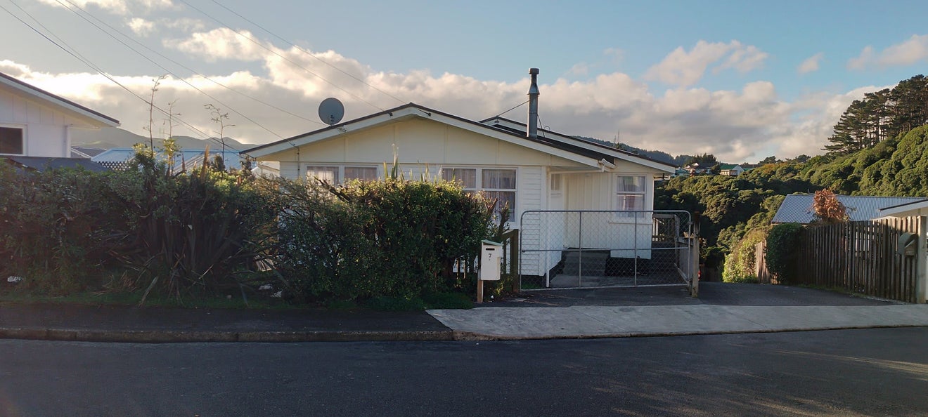 7 Terrance Grove, Paparangi, Wellington - Carousel 1