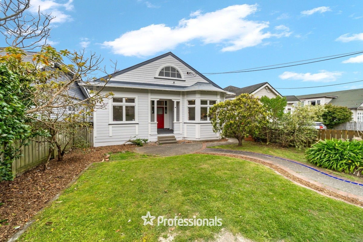79 Queens Drive, Lyall Bay, Wellington - Carousel 1