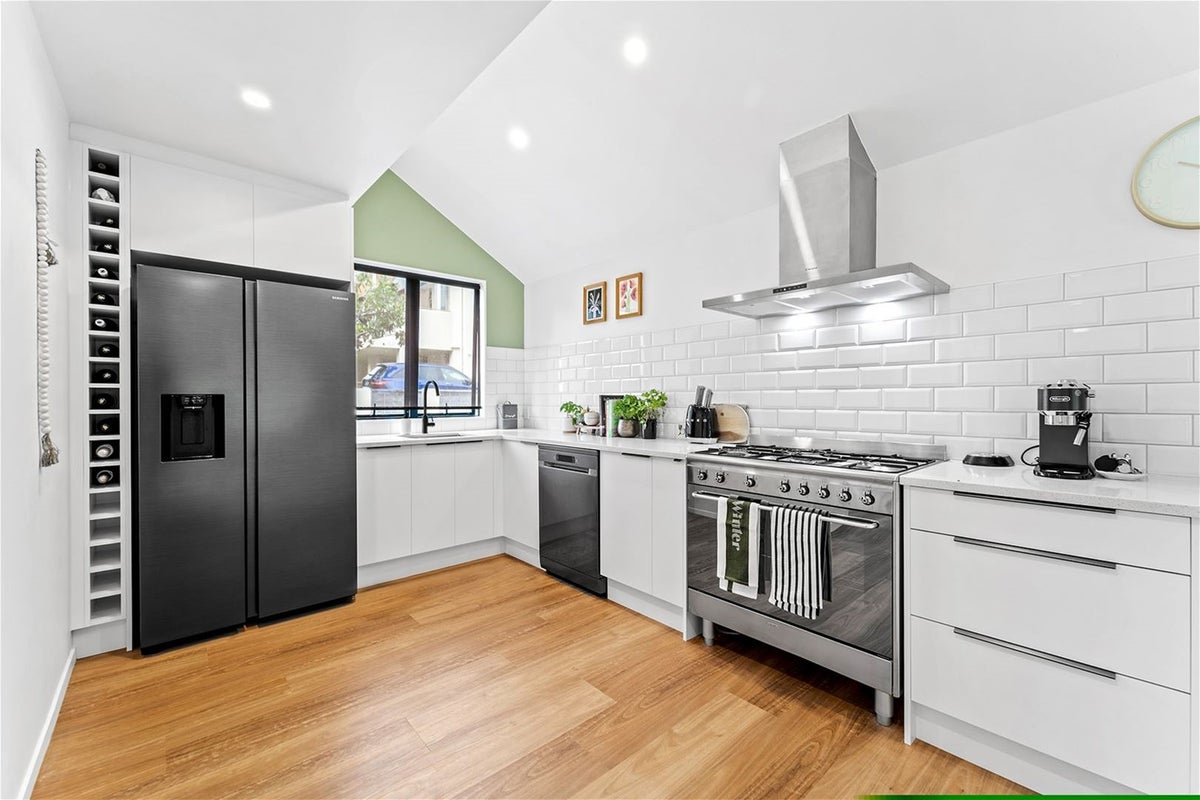 1/6 Heathcote Road, Castor Bay, Auckland - Carousel 1