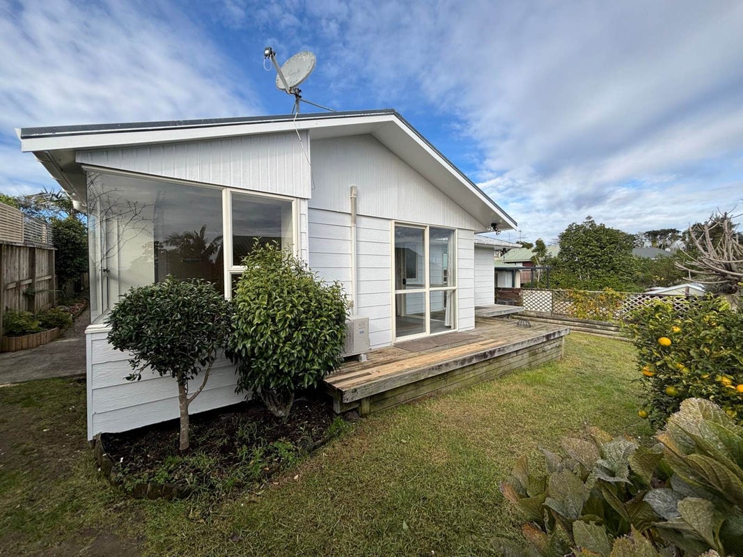 826 East Coast Road, Oteha, Auckland - Carousel 1