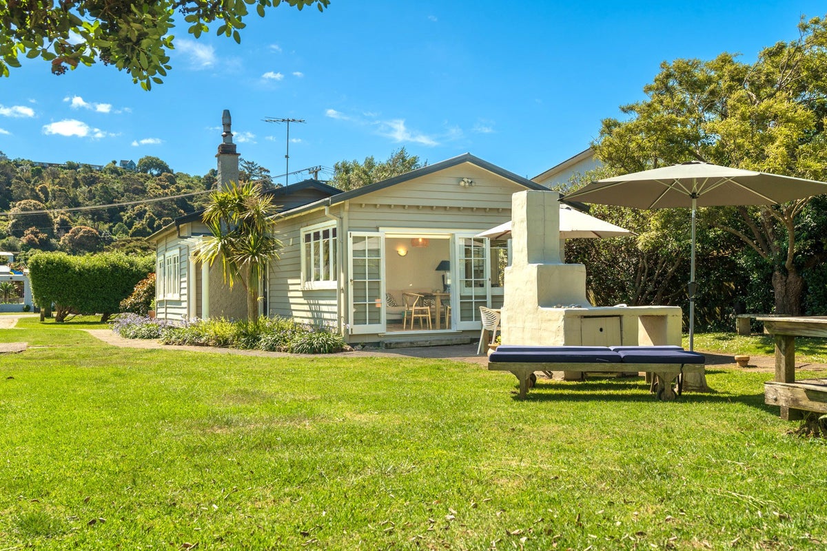 7 Blake Street, Surfdale, Waiheke Island - Carousel 1