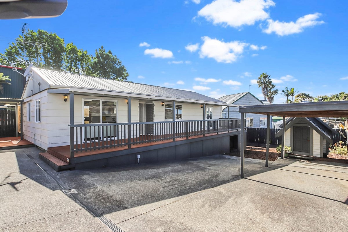 12A Owairaka Avenue, Mount Albert, Auckland - Carousel 2