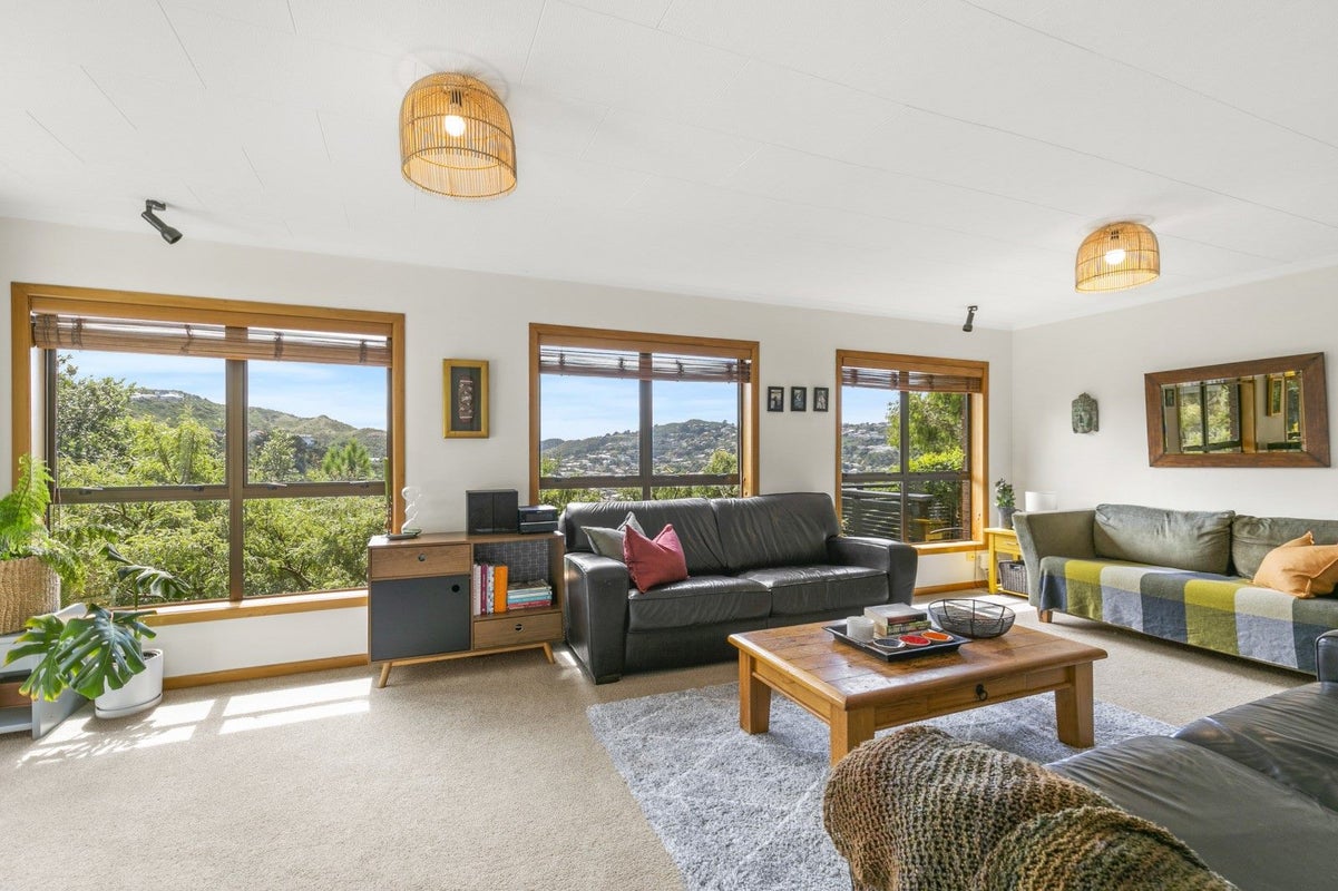 24 Southern Cross Crescent, Island Bay, Wellington - Carousel 2