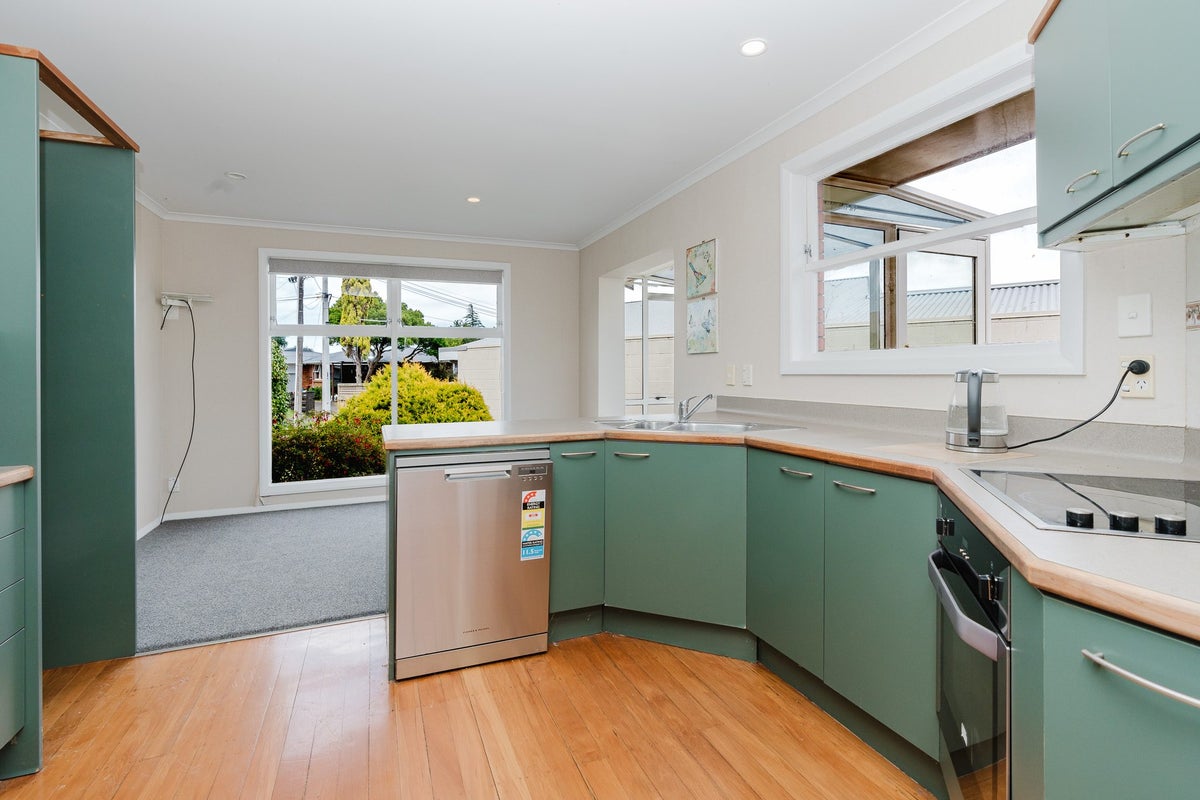 6 Gerrand Place, Chedworth, Hamilton - Carousel 2