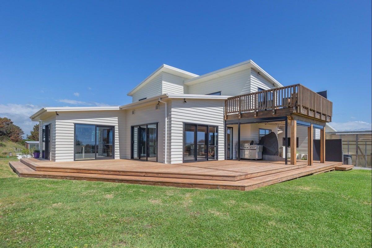 22 Taonui Street, Waitarere Beach, Levin - Carousel 1