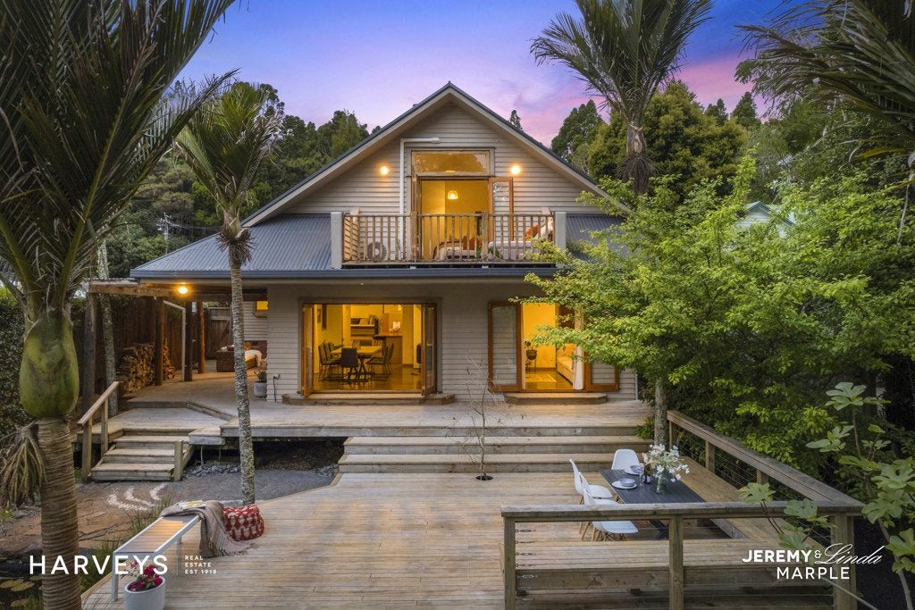 27 Hollywood Avenue, Titirangi, Auckland - Carousel 1