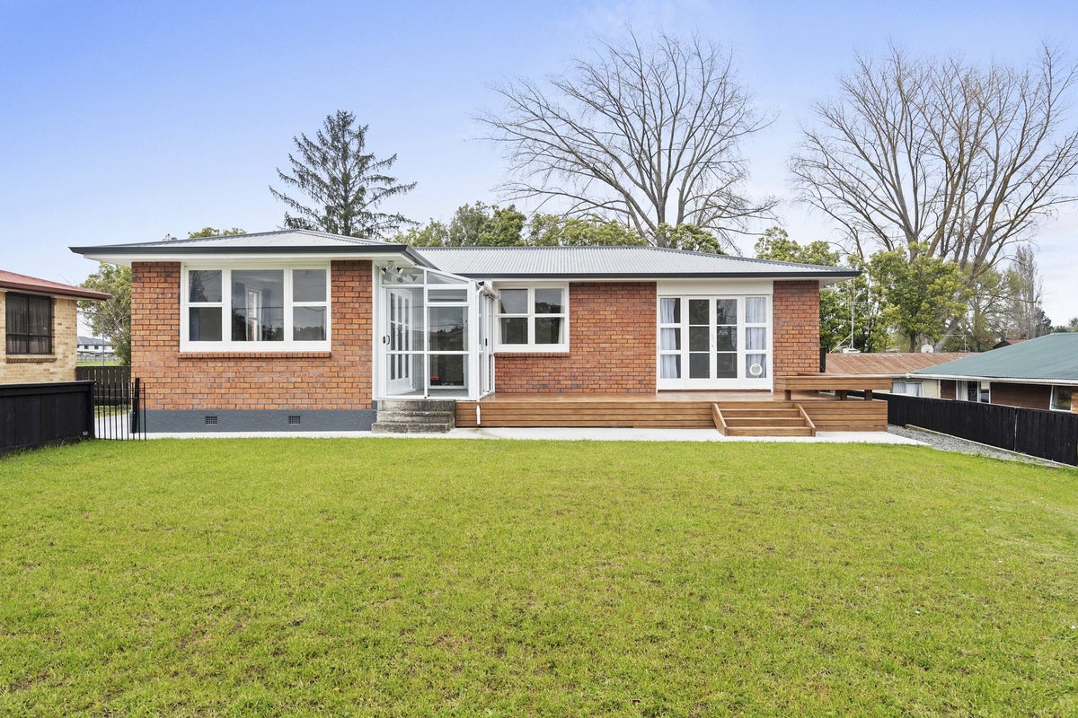 46 Bruce Avenue, Glenview, Hamilton - Carousel 1