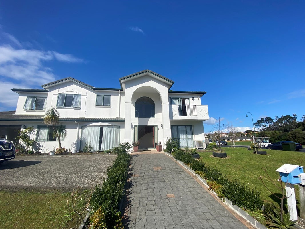 1 Killybegs Drive, Pinehill, Auckland - Carousel 1