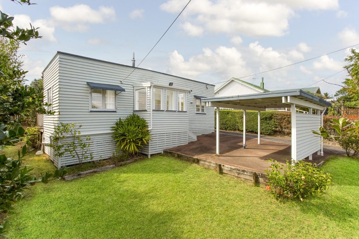17 Pine Street, New Lynn, Auckland - Carousel 2