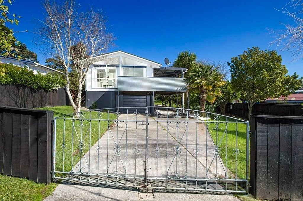 26 Totaravale Drive, Totara Vale, Auckland - Carousel 1