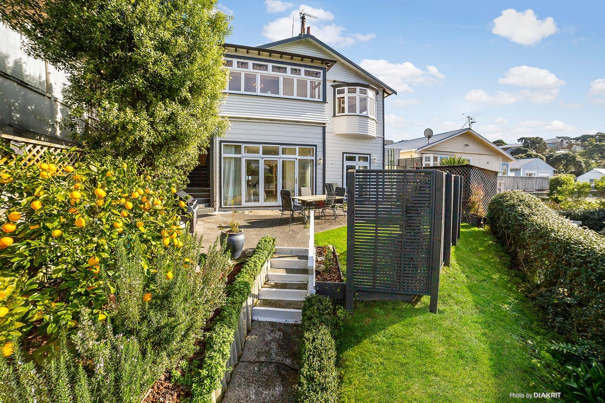 25 Eden Street, Island Bay, Wellington - Carousel 1